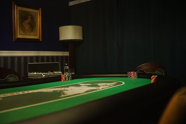 Full House Poker – camera de poker secretă din EkoGroup Vila, disponibilă pentru închiriere, potrivită pentru experiențe particulare, videoclipuri și reclame